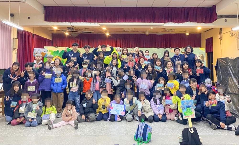 Members of the hometown service team took a group photo with the students