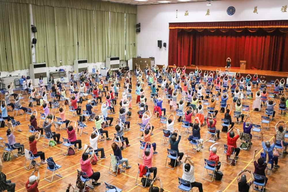 本校於公館校區辦理高齡運動據點課程，帶領240位長輩進行運動。