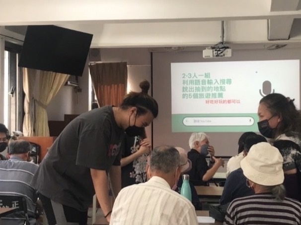 本校學生擔任青年數位長健大使，教導高齡者使用智慧型手機。