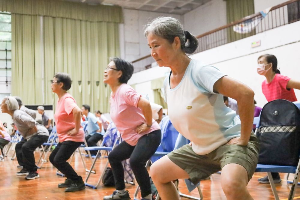 辦理銀齡樂活據點，帶領高齡者進行運動。