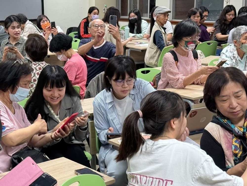 校學生志工教授長者使用智慧型手機與生活應用App，提升高齡者數位素養